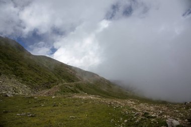 Kuzey Kafkasya dağları, bulutlar içinde dağ tepelerinde. Vahşi doğa