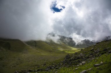 Kuzey Kafkasya dağları, bulutlar içinde dağ tepelerinde. Vahşi doğa