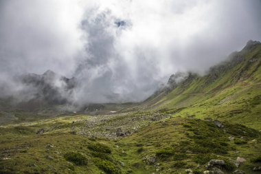 Kuzey Kafkasya dağları, bulutlar içinde dağ tepelerinde. Vahşi doğa
