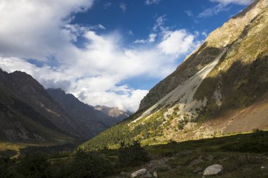 Kuzey Kafkasya dağları, bulutlar içinde dağ tepelerinde. Vahşi doğa