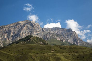 Dağlar ve Kuzey Kafkasya, güzel gorge yüksek kayalar üzerinde mavi gökyüzü doğası