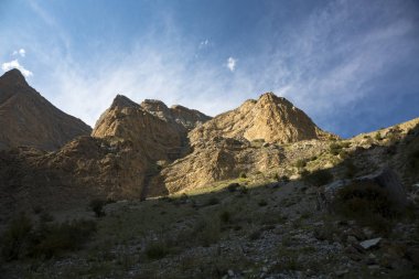 Kuzey Kafkasya dağları, bulutlar içinde dağ tepelerinde. Vahşi doğa