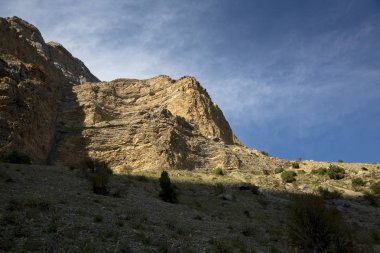 Kuzey Kafkasya dağları, bulutlar içinde dağ tepelerinde. Vahşi doğa