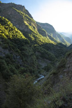 Güzel gorge dağ nehirde. Kuzey Kafkasya dağlarında vahşi doğada