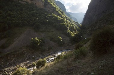 Güzel gorge dağ nehirde. Kuzey Kafkasya dağlarında vahşi doğada