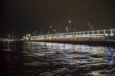 Gece şehir. Boğaziçi, Istanbul 'un su bir görünüm geçiş