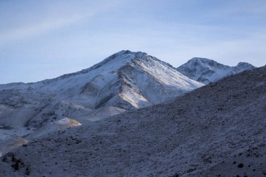 Kuzey Kafkasya dağları, bulutlar içinde dağ tepelerinde. Vahşi doğa