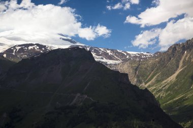 Kuzey Kafkasya dağları, bulutlar içinde dağ tepelerinde. Vahşi doğa