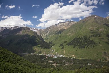 Kuzey Kafkasya dağları, bulutlar içinde dağ tepelerinde. Vahşi doğa