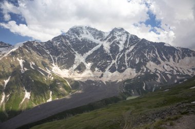 Kuzey Kafkasya dağları, bulutlar içinde dağ tepelerinde. Vahşi doğa