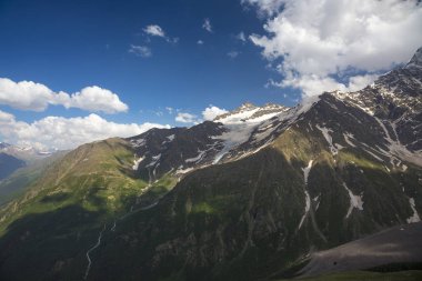 Kuzey Kafkasya dağları, bulutlar içinde dağ tepelerinde. Vahşi doğa