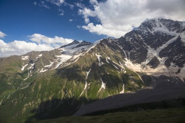 Kuzey Kafkasya dağları, bulutlar içinde dağ tepelerinde. Vahşi doğa