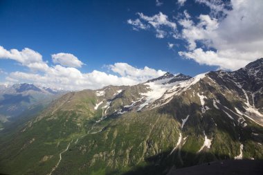 Kuzey Kafkasya dağları, bulutlar içinde dağ tepelerinde. Vahşi doğa