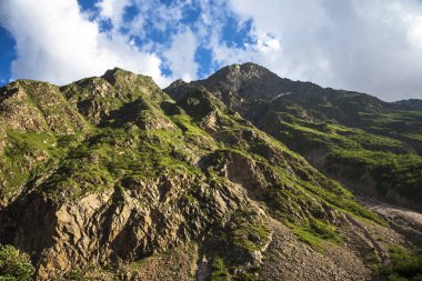 Kuzey Kafkasya dağları, bulutlar içinde dağ tepelerinde. Vahşi doğa