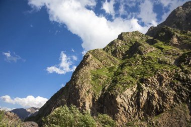 Kuzey Kafkasya dağları, bulutlar içinde dağ tepelerinde. Vahşi doğa