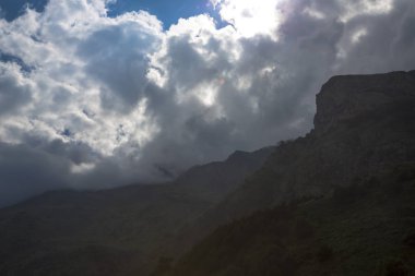 Kuzey Kafkasya dağları, bulutlar içinde dağ tepelerinde. Vahşi doğa