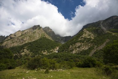 Kuzey Kafkasya dağları, bulutlar içinde dağ tepelerinde. Vahşi doğa