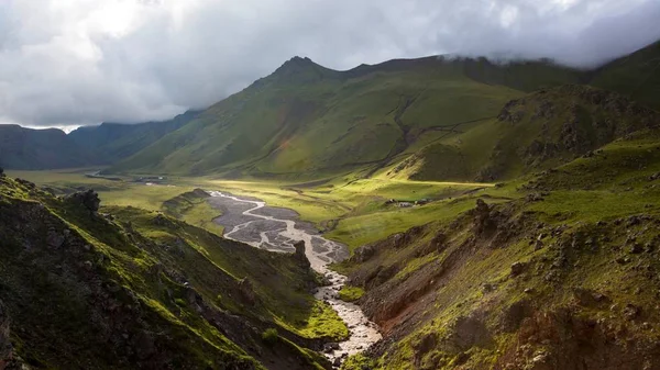 Güzel gorge dağ nehirde. Kuzey Kafkasya dağlarında vahşi doğada