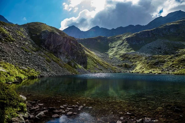 Güzel gorge, Kuzey Kafkasya doğası içinde dağ gölü