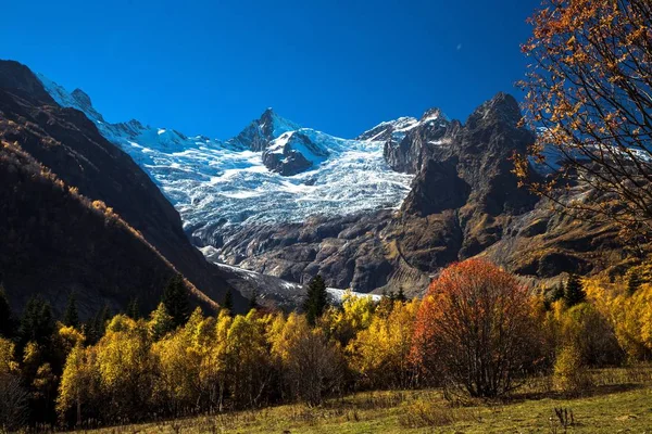 Montagne Natura Del Caucaso Settentrionale Cielo Blu Sulle Alte Rocce — Foto Stock