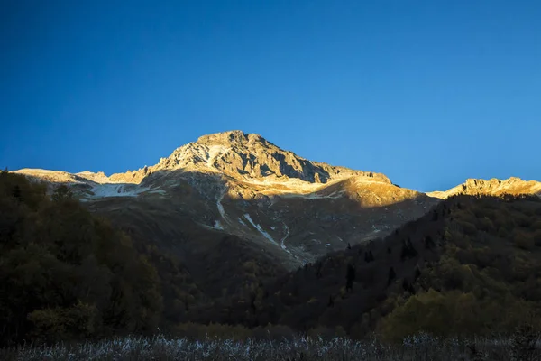 Bergen Och Arten Norra Kaukasus Den Blå Himlen Över Höga — Stockfoto