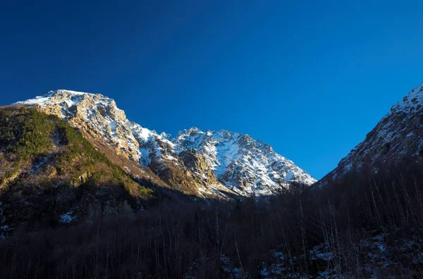 Горы Природа Северного Кавказа Голубое Небо Над Высокими Скалами Красивом — стоковое фото