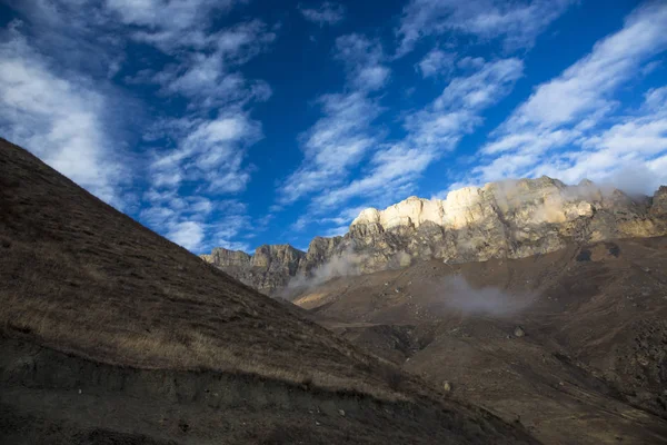 北高加索的山脉 山顶在云中 野生自然 — 图库照片