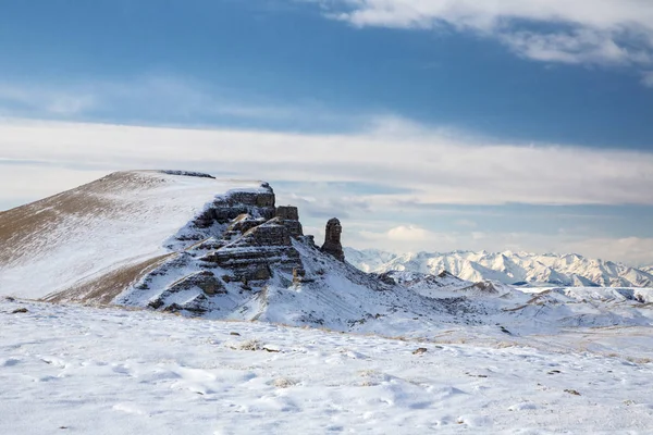 Gór Przyrody Północnym Kaukazie Niebieski Niebo Nad Wysokie Skały Piękny — Zdjęcie stockowe