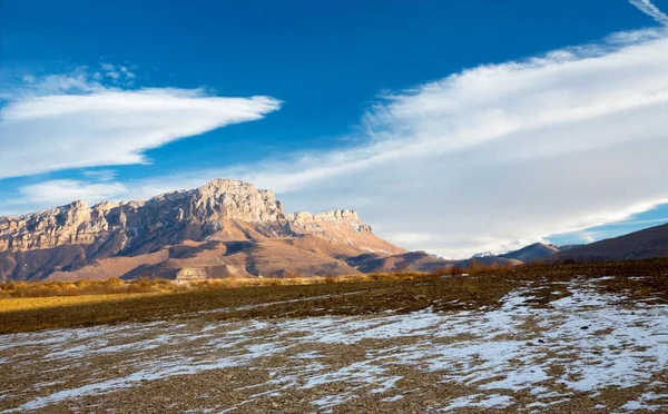 Montañas Naturaleza Del Cáucaso Norte Cielo Azul Sobre Altas Rocas — Foto de Stock