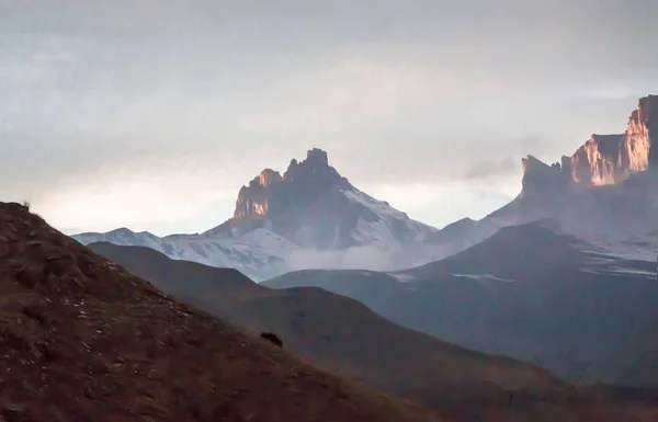 北高加索的山脉 山顶在云中 野生自然 — 图库照片