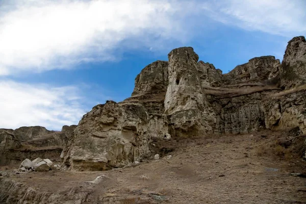 Sandy dağ gorge, Kuzey Kafkasya kayalar