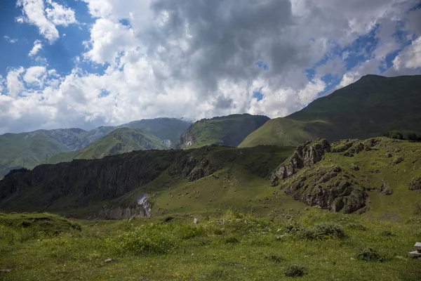 Dağlar Kuzey Kafkasya Güzel Gorge Yüksek Kayalar Üzerinde Mavi Gökyüzü — Stok fotoğraf