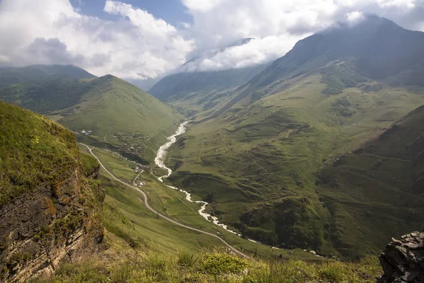 Güzel gorge dağ nehirde. Kuzey Kafkasya dağlarında vahşi doğada