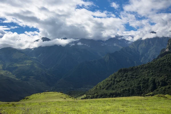 Kuzey Kafkasya Dağları Bulutlar Içinde Dağ Tepelerinde Vahşi Doğa — Stok fotoğraf