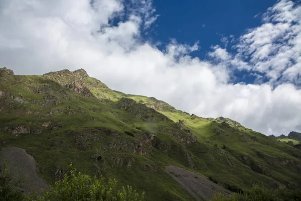 Montanhas Natureza Norte Cáucaso Céu Azul Sobre Rochas Altas Belo — Fotografia de Stock