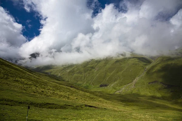 Hegyek Észak Kaukázusban Hegycsúcsok Felhők Vadtermészet — Stock Fotó