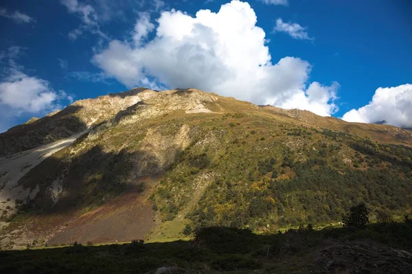 Montañas Del Cáucaso Norte Cimas Montañas Las Nubes Naturaleza Salvaje — Foto de Stock