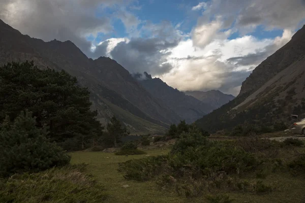 Berge Des Nordkaukasus Berggipfel Wolken Wilde Natur — Stockfoto
