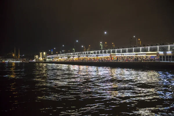 Cidade Nocturna Passagem Bósforo Uma Vista Água Cidade Istambul — Fotografia de Stock