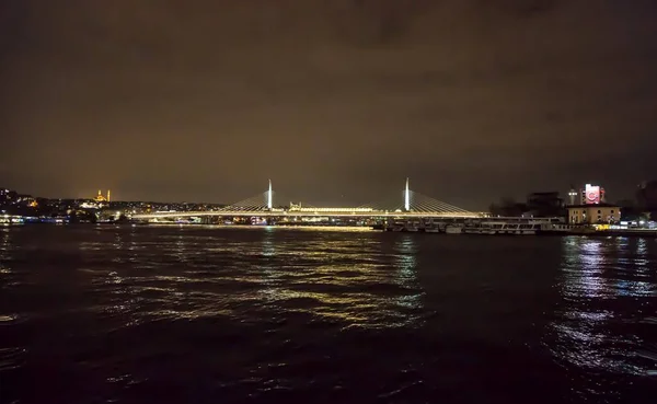 Cidade Nocturna Passagem Bósforo Uma Vista Água Cidade Istambul — Fotografia de Stock