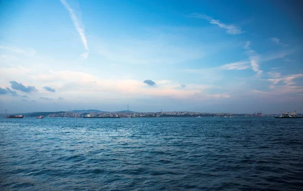 博斯普鲁斯海峡通道 从伊斯坦布尔市的水中看到的景色 — 图库照片