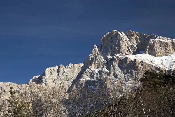 Montañas Naturaleza Del Cáucaso Norte Cielo Azul Sobre Altas Rocas —  Fotos de Stock