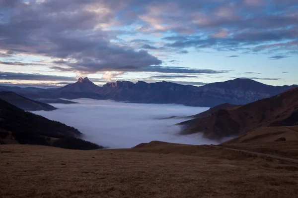 Туман Гірську Ущелину Високої Скелі Над Хмарами Природа Північному Кавказі Стокове Фото