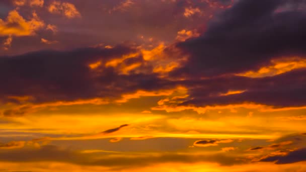 Mouvement des nuages sur le ciel du soir . 