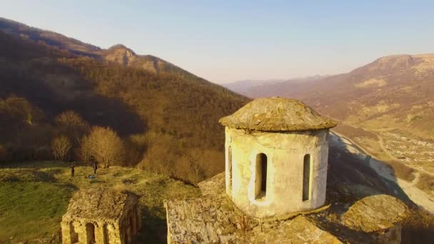 Vista Superior Sobre Antigo Templo Montanhas Norte Cáucaso Tiro — Vídeo de Stock