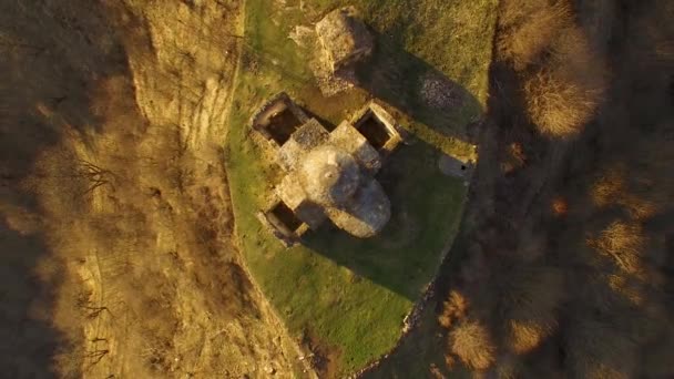 北コーカサスの山々の古い寺院の頂上図 空から撮影 — ストック動画