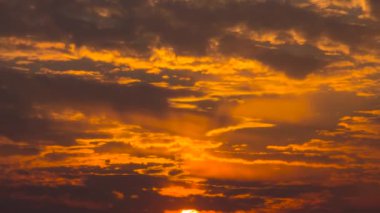 Akşam gökyüzünde bulutların hareketi. 