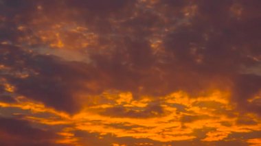 Akşam gökyüzünde bulutların hareketi. 