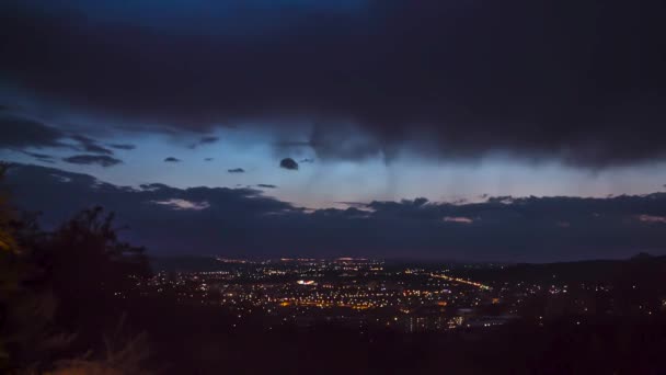Bela Vista Dos Fogos Cidade Noite Movimento Das Nuvens Céu — Vídeo de Stock