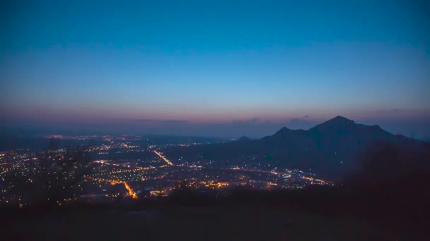 Nádherný Výhled Oheň Večerního Města Pohyb Mraků Modrém Nebi — Stock video